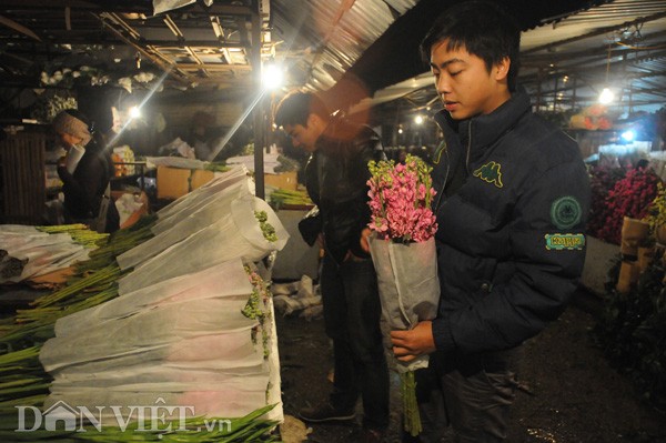 Ở chợ đêm Quảng Bá, có rất nhiều loại hoa để lựa chọn